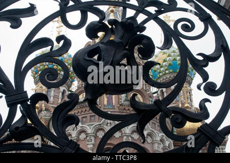 San Pietroburgo Russia, Chiesa del Salvatore sul Sangue versato visto attraverso la cancellata in ferro battuto di Mikhailovsky parco giardino Foto Stock