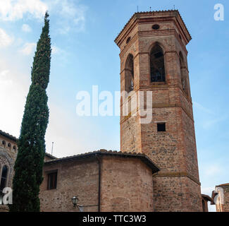 Vasi, anfore, piatti, oggetti di arredamento in maiolica antica, in famoda città in tutto il mondo e vicino ad Assisi. Foto Stock
