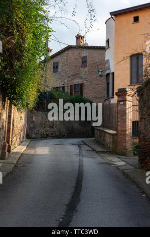 Vasi, anfore, piatti, oggetti di arredamento in maiolica antica, in famoda città in tutto il mondo e vicino ad Assisi. Foto Stock
