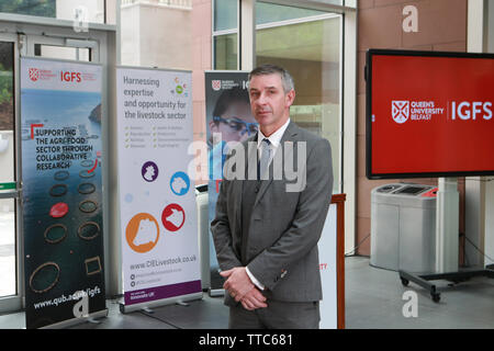 Il senatore Ian Marshall del parlamento irlandese altrimenti noto come l'Oireachtas è anche un Business Development Manager presso la Queen's University di Belfast Istituto per la sicurezza alimentare globale e un agricoltore nella contea di Armagh nell'Irlanda del Nord. 14 Giugno 2019 - Foto/Paolo McErlane Foto Stock