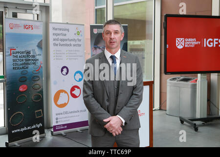 Il senatore Ian Marshall del parlamento irlandese altrimenti noto come l'Oireachtas è anche un Business Development Manager presso la Queen's University di Belfast Istituto per la sicurezza alimentare globale e un agricoltore nella contea di Armagh nell'Irlanda del Nord. 14 Giugno 2019 - Foto/Paolo McErlane Foto Stock