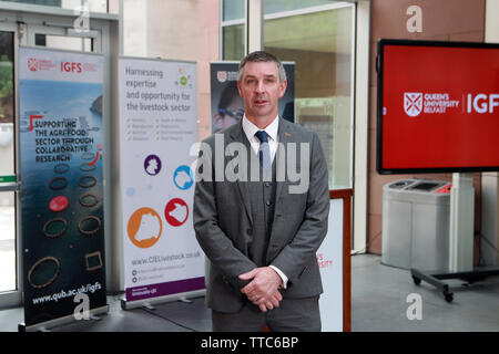 Il senatore Ian Marshall del parlamento irlandese altrimenti noto come l'Oireachtas è anche un Business Development Manager presso la Queen's University di Belfast Istituto per la sicurezza alimentare globale e un agricoltore nella contea di Armagh nell'Irlanda del Nord. 14 Giugno 2019 - Foto/Paolo McErlane Foto Stock