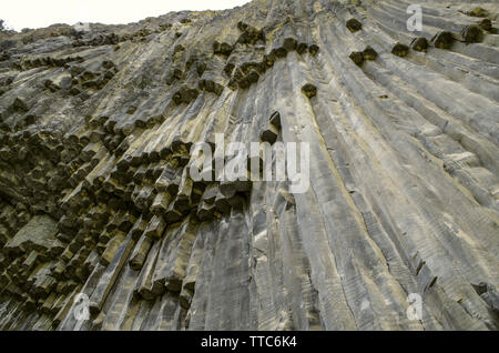 Vista dal basso della bellissima e natura-creato appeso esagonale a colonne di basalto sulle rocce in Garni gorge in Armenia Foto Stock