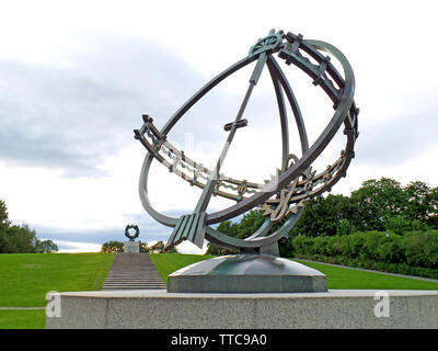 La Meridiana con la ruota della vita nel lontano sullo sfondo, famoso Vigeland installazione nel Parco Frogner di Oslo, Norvegia, Scandinavia, Europa Foto Stock