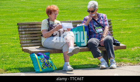 Due anziani quilters femmina seduto su una panca in legno a molla mostrano Quilt 2019 Paducah Kentucky negli Stati Uniti Foto Stock