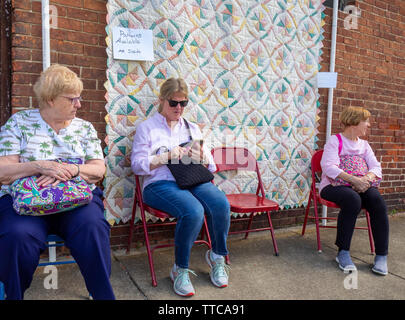 Quilters femmina acquirenti al di fuori di un negozio di tessuti durante la primavera mostra Quilt 2019 Paducah Kentucky negli Stati Uniti Foto Stock