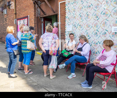 Quilters femmina acquirenti al di fuori di un negozio di tessuti durante la primavera mostra Quilt 2019 Paducah Kentucky negli Stati Uniti Foto Stock