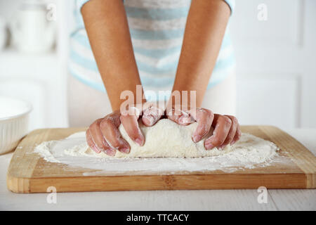Rendendo la pasta per la torta di mele da mani femminili in cucina Foto Stock