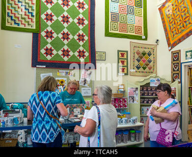 Donne quilters shopping a trapunta in un giorno in negozio durante la primavera mostra Quilt 2019 Paducah Kentucky negli Stati Uniti Foto Stock