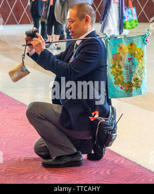 Uomo giapponese prendendo foto a Luther F. Carson quattro fiumi Centro durante la primavera mostra Quilt 2019 Paducah Kentucky negli Stati Uniti Foto Stock