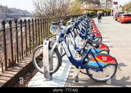 Trasporto per Edinburgh Noleggio biciclette Parcheggio stazione in est-centro di Edimburgo, Scozia, guardando verso il basso sulle linee ferroviarie stazione di Waverley. Foto Stock