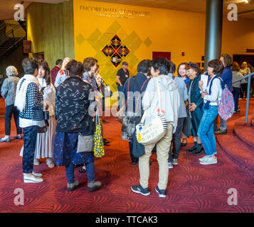 Quilters giapponesi in visita a Luther F. Carson quattro fiumi Centro durante la primavera mostra Quilt 2019 Paducah Kentucky negli Stati Uniti Foto Stock