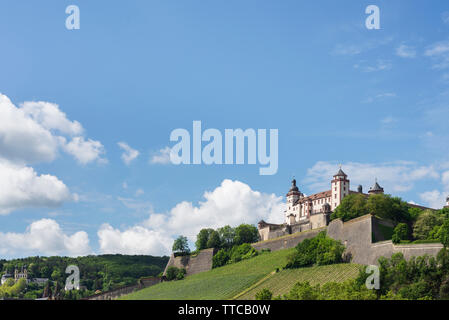 La fortezza di Marienberg arroccato nella parte anteriore di un cielo blu sopra il fiume Main in Würzburg, Baviera, Germania Foto Stock