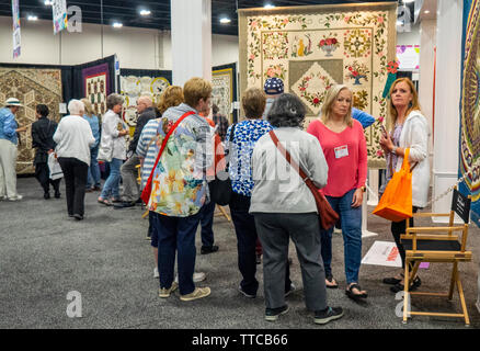 Quilters femmina trapunte di visualizzazione sul display a molla mostrano Quilt 2019 Paducah Kentucky negli Stati Uniti Foto Stock