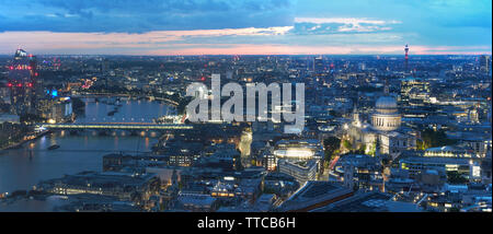 Una notte a tempo vista panoramica di Londra guardando ad ovest, England, Regno Unito Foto Stock