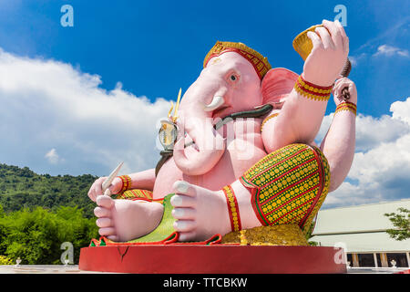 Bellissima statua Ganesh sul cielo blu nel tempio, è altamente rispettato dai popoli dell Asia Foto Stock