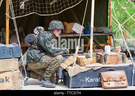 Un reenactor vestito come un tedesco di seconda guerra mondiale Waffen SS soldato Foto Stock