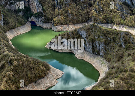 Chiara e pulita fiume Uvac in Serbia con meandri, habitat di specie di uccelli protette Grifone Foto Stock