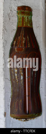 Sbiadita vintage termometro Coca-Cola annuncio in un negozio di ferramenta Foto Stock