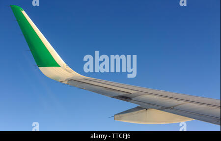 Blu cielo con ala di un aeroplano. Foto applicata al turismo operatori. Foto Stock