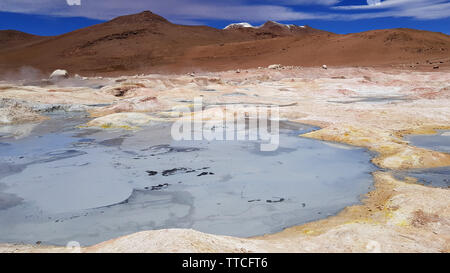Sol de Manana geyser e area geotermica nell'altopiano andino in Bolivia. Questa zona è caratterizzata da un intensa attività vulcanica, molle di zolfo Foto Stock