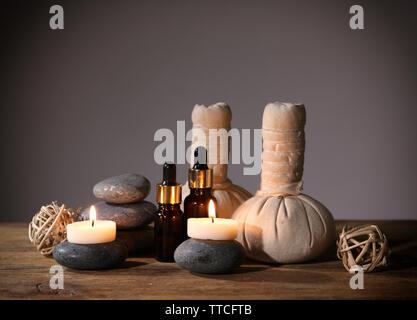 Bellissima spa impostato sul tavolo di legno contro uno sfondo grigio Foto Stock