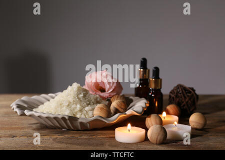 Bellissima spa composizione sul tavolo di legno contro uno sfondo grigio Foto Stock