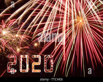 2020 Anno nuovo biglietto di auguri con fuochi d'artificio su sfondo nero Foto Stock