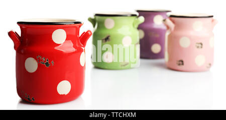 Vecchio colorate lattine di latte con la polka dots, isolato su bianco Foto Stock