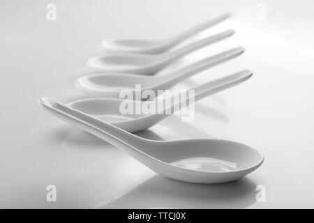 Zuppa giapponese cucchiai, isolato su bianco Foto Stock