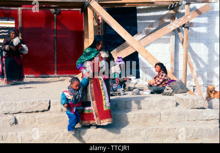 Il Tibetano la madre e il figlio in abbigliamento tradizionale,Shigatse,Tibet Foto Stock