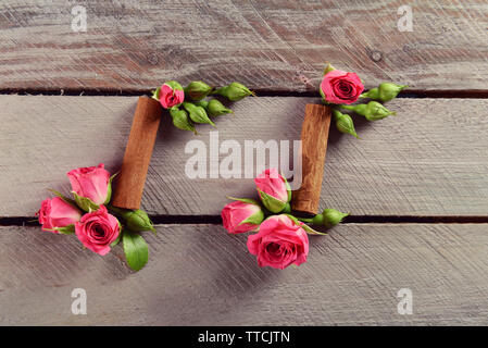 Creative note di musica fatta di fiori su sfondo di legno, close up Foto Stock