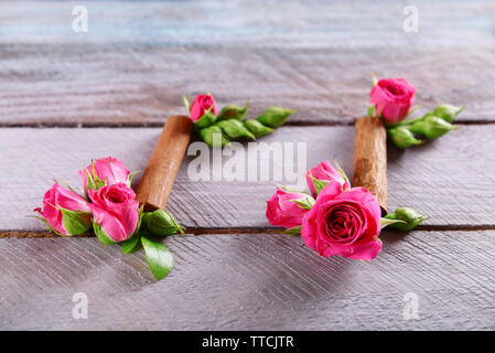 Creative note di musica fatta di fiori su sfondo di legno, close up Foto Stock