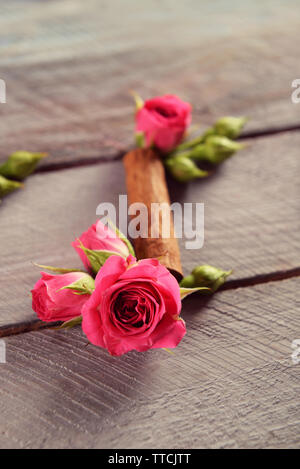 Creative note di musica fatta di fiori su sfondo di legno, close up Foto Stock