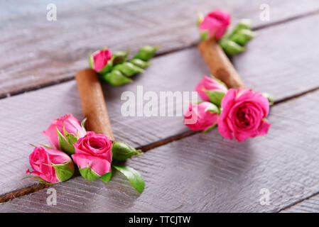 Creative note di musica fatta di fiori su sfondo di legno, close up Foto Stock