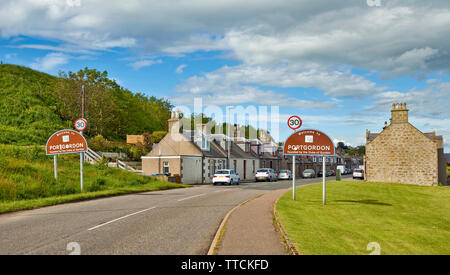 PORTGORDON MORAY SCOZIA SEGNI E LA STRADA PRINCIPALE NEL VILLAGGIO Foto Stock