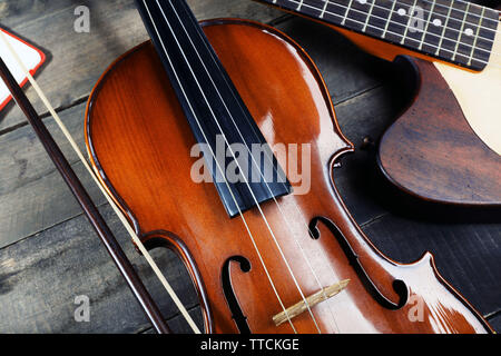 Chitarra elettrica e violino su sfondo di legno Foto Stock