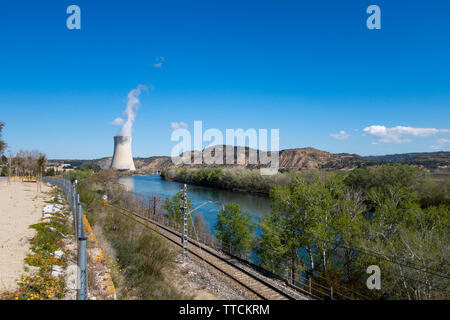 Camino a vapore in una potenza nucleare, accanto al fiume Foto Stock