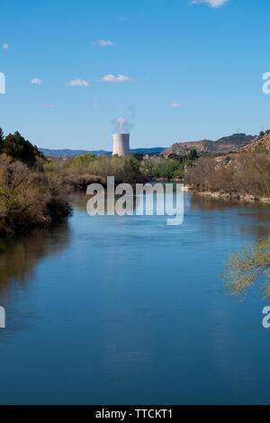 Camino a vapore in una potenza nucleare, accanto al fiume Foto Stock