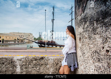 Bella donna in corrispondenza delle pareti di Cartagena de Indias guardando alla baia Foto Stock