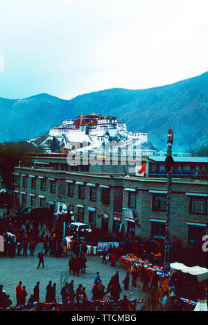 Potala luogo e di Jokhang Piazza come visto dal tetto del monastero di Jokhang,Lhasa,Tibet Foto Stock