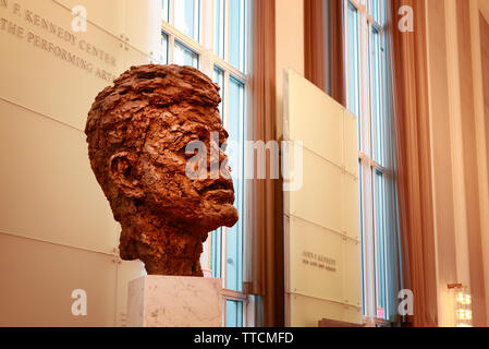 Maggio 30, 2019. Washington, DC. Il John F. Kennedy Center per le Arti Performative. Busto di John F. Kennedy da Robert Berks Foto Stock