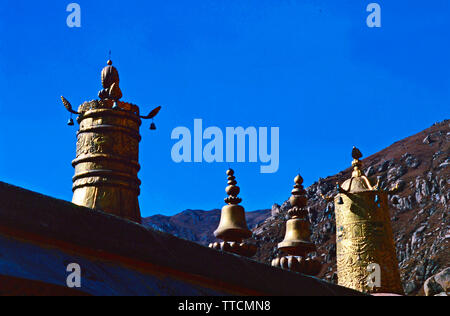 Dhvajas o vittoria banner in cima al monastero di Drepung,Lhasa,Tibet Foto Stock