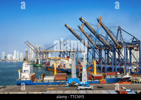 Il 27 gennaio 2019, Cartagena, Colombia. Porto con navi cargo, gru e contenitori al molo del porto di Cartagena, Colombia Foto Stock