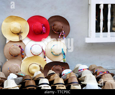 Bellissimi cappelli colorati per uomo e donna in vendita. Sfondo Foto Stock