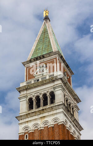 Italia.Il campanile della cattedrale di San Marco è un campanile separato (campanile) 98,6 metri alta presso la Cattedrale di San Marco a Venezia. Situato su t Foto Stock