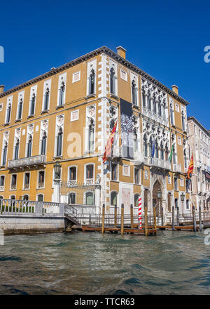 L'Italia, Venezia. Esposizione di poster del famoso artista francese 'Jean Dubuffe e Venezia' sulla facciata di una casa veneziana. Bandiere di Venezia, Italia e t Foto Stock
