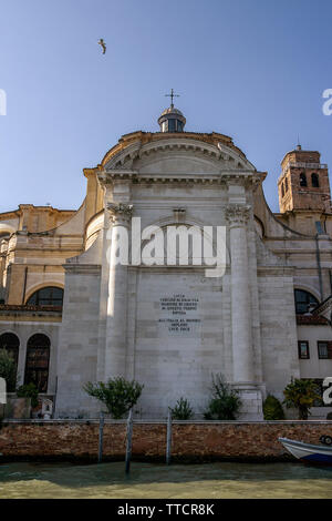 L'Italia, Venezia. La Chiesa di San Geremia (la chiesa di San Geremia) nel quartiere di Cannaregio. Si tratta di un importante edificio religioso, che ospita Foto Stock