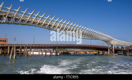 L'Italia, Venezia. Monorotaia (nome originale del People Mover) tra Piazzale Roma e Venezia cruise port. Foto Stock