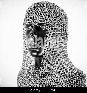 Metallo, Viking casco con la catena posta in un manichino nero su sfondo bianco. i vestiti per la guerra viking Foto Stock
